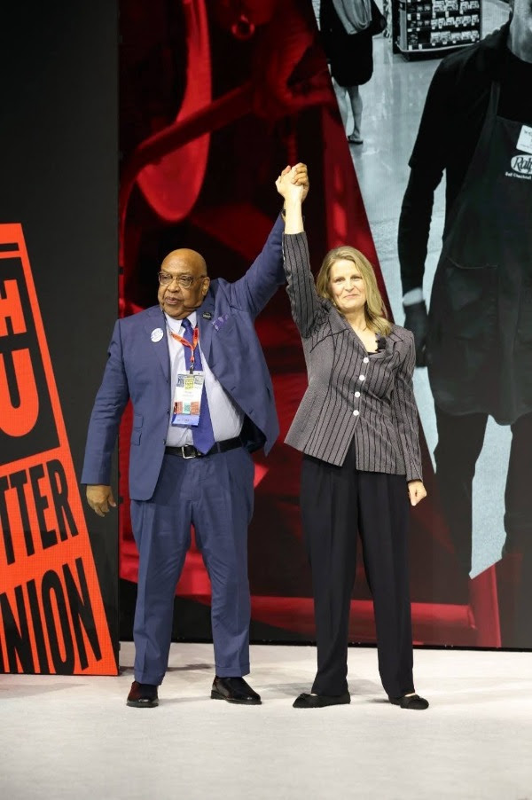Redmond and Shuler on stage at the convention.